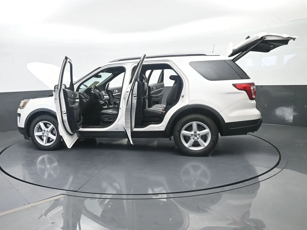 Used 2018 White Platinum Clearcoat Metallic Ford XLT image 75