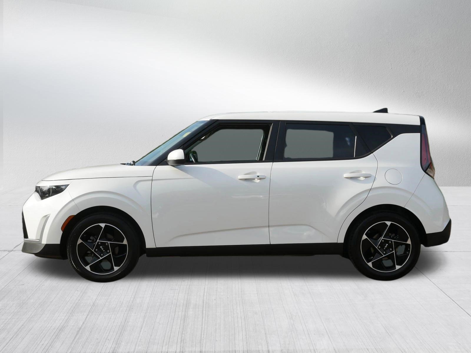 Used 2025 Snow White Pearl Kia EX image 4
