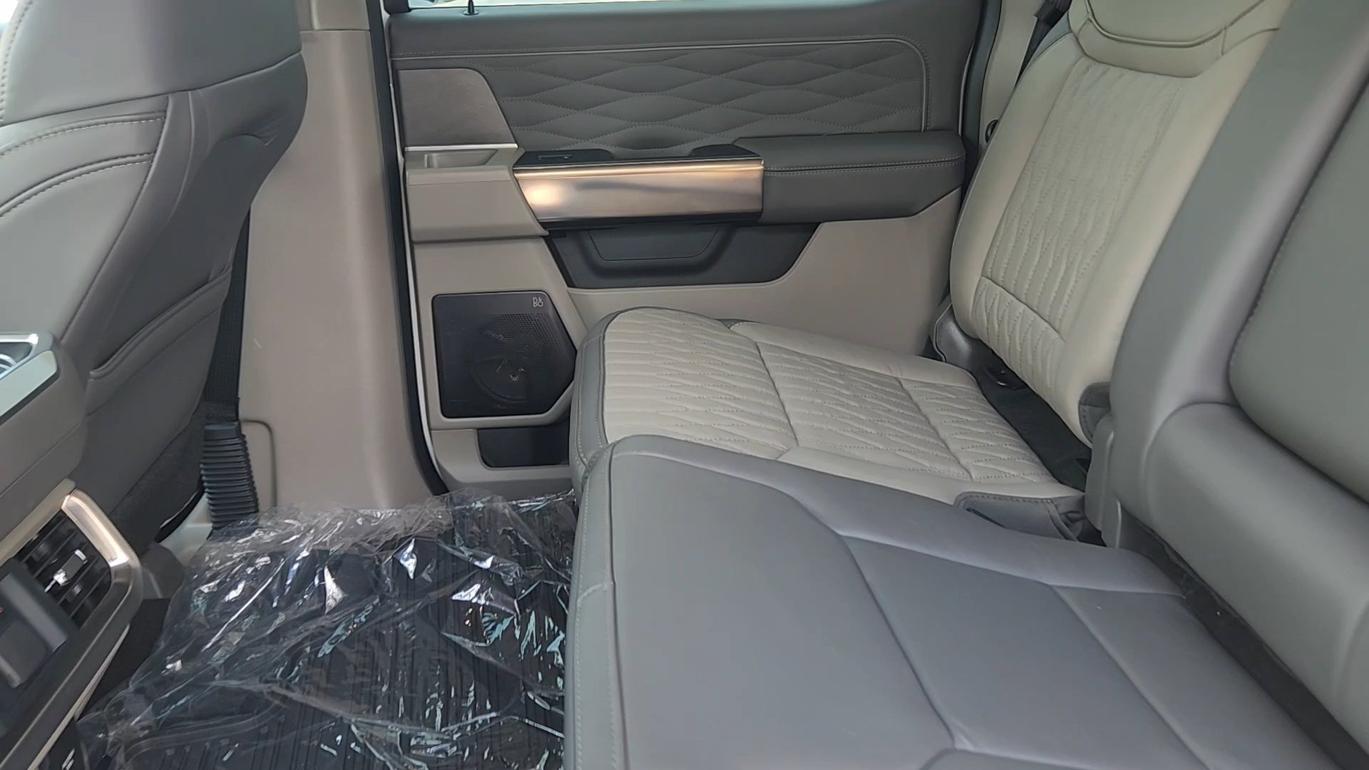 New 2026 Star White Metallic Tri-Coat Ford Platinum image 30