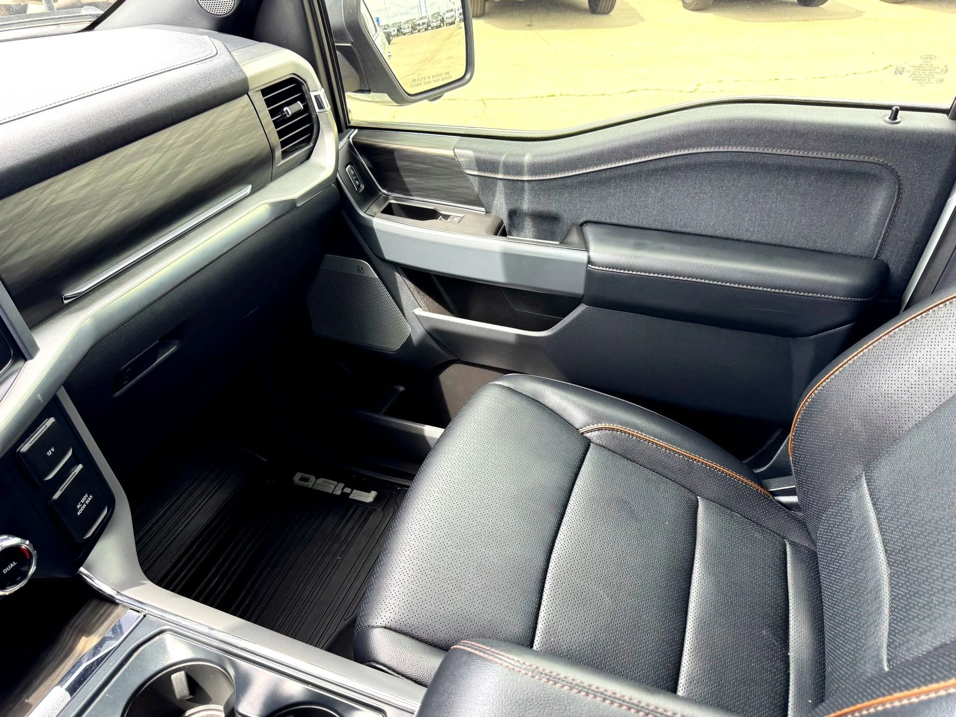 Used 2024  Ford Lariat image 26