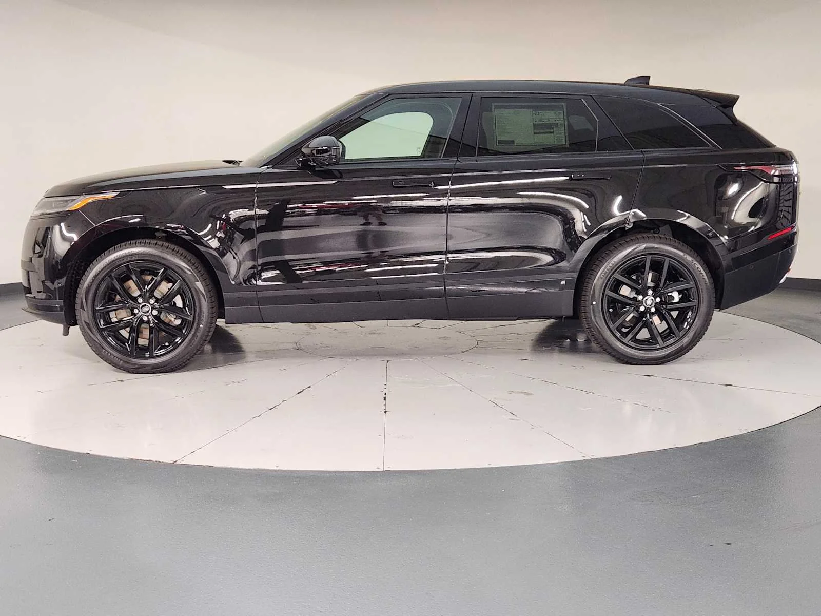 New 2026 Santorini Black Metallic Land Rover S image 7