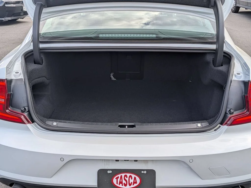 Used 2018 White Volvo T5 Momentum image 6