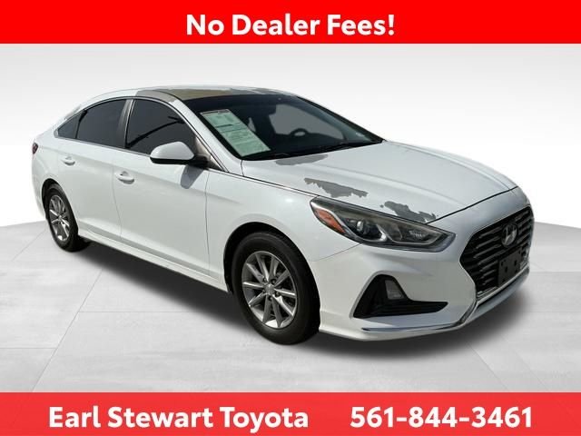Used 2018 White Hyundai SE image 2