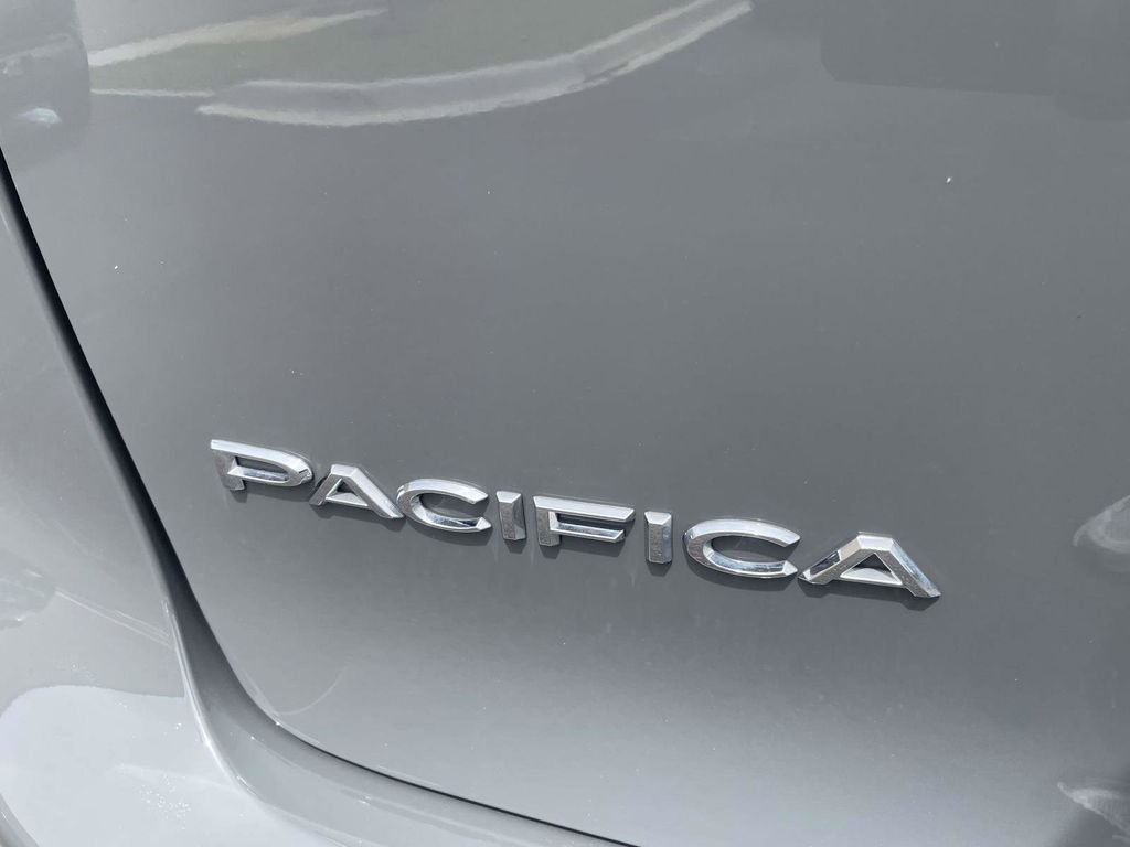Used 2025 White Chrysler Select image 4