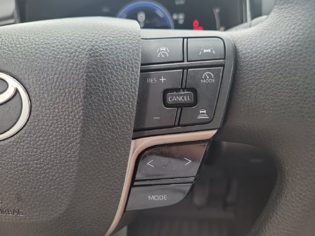 Used 2025 White Toyota LE image 27