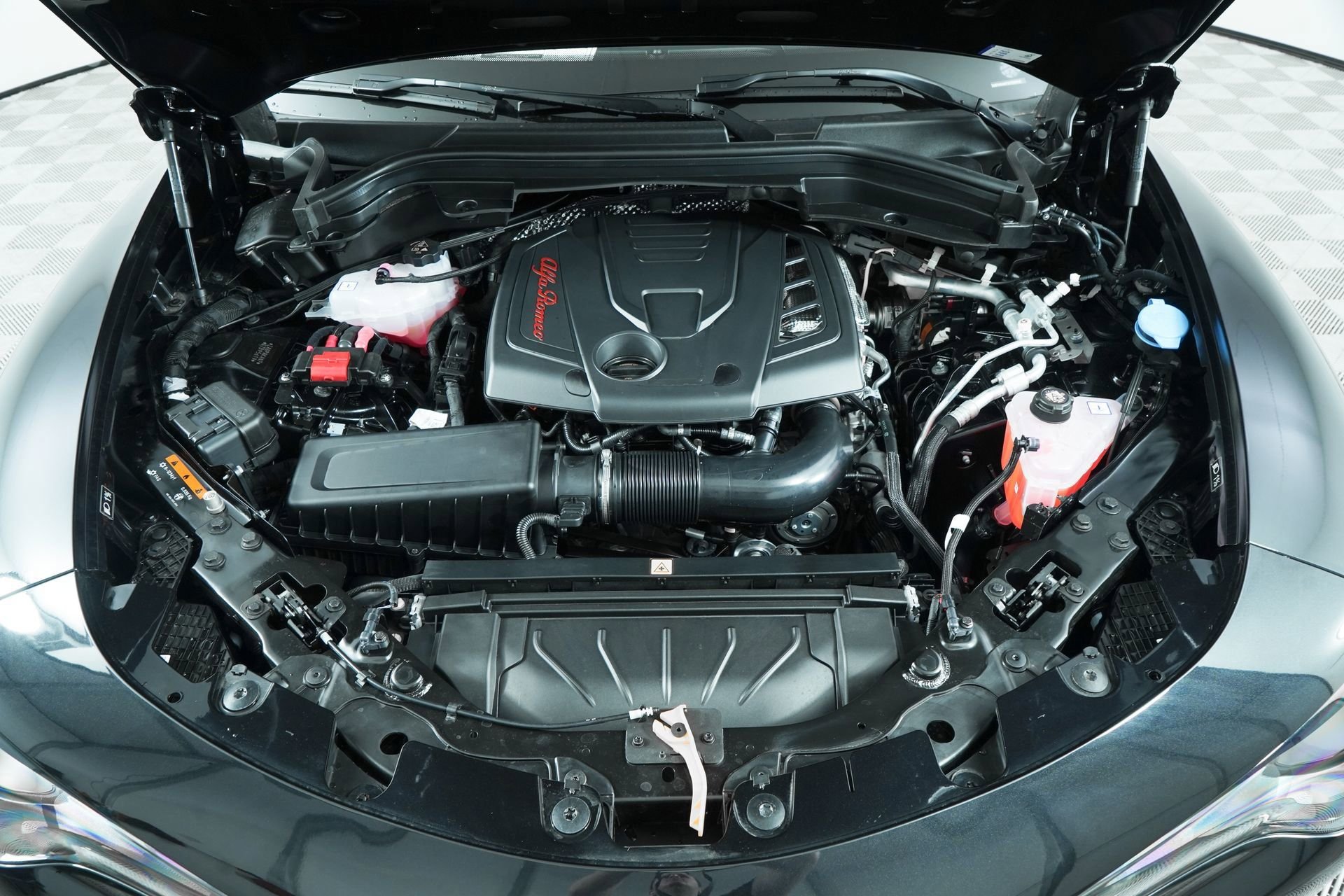 New 2025 Vulcano Black Metallic Exterior Paint Alfa Romeo Base image 36