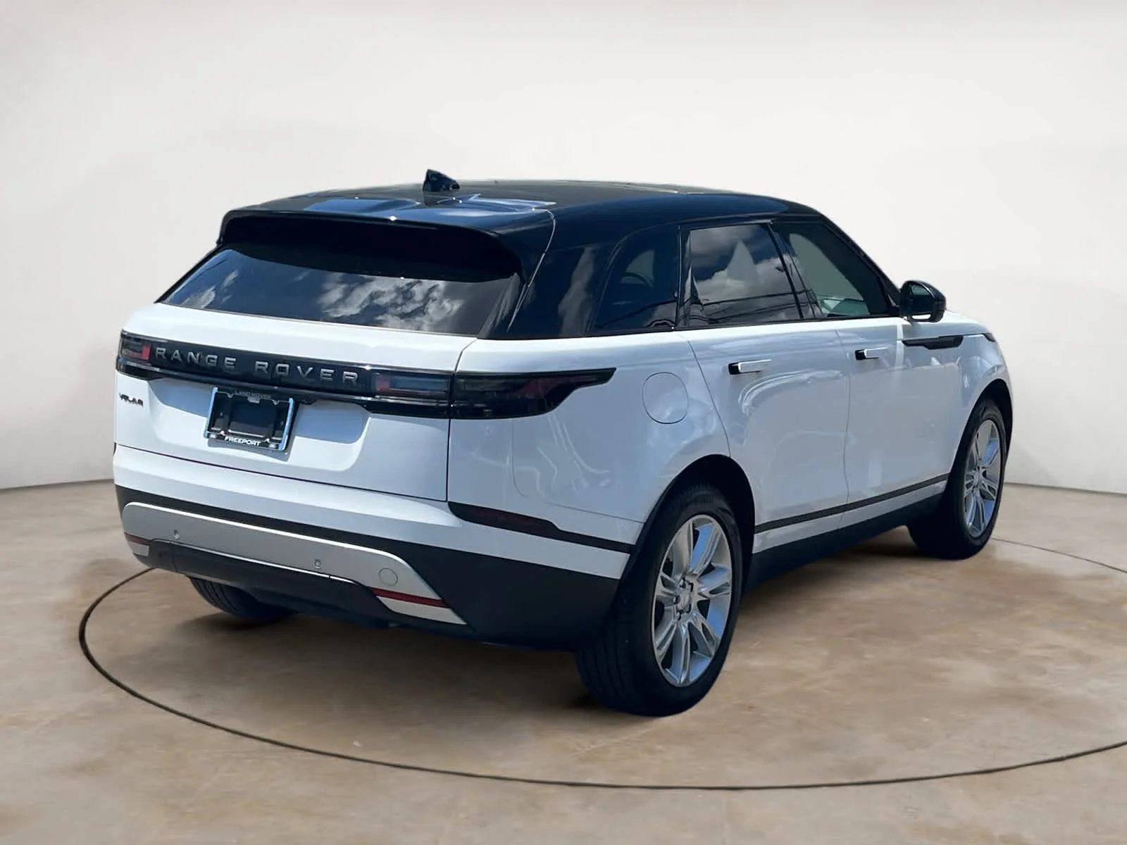Certified Used 2026 Fuji White Land Rover S image 5