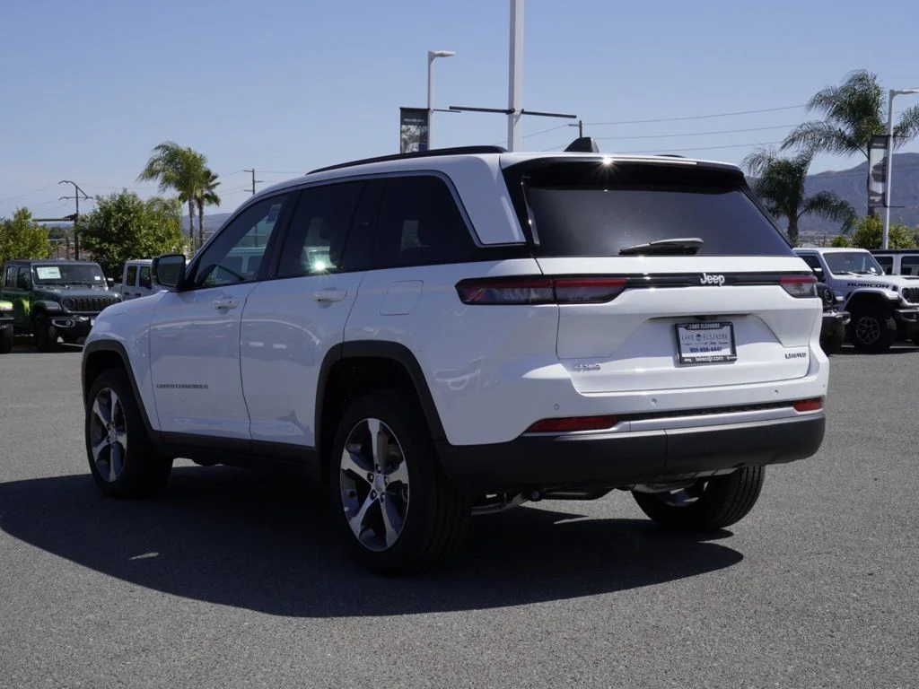 New 2026 Bright White Clear-Coat Exterior Paint Jeep Limited image 5