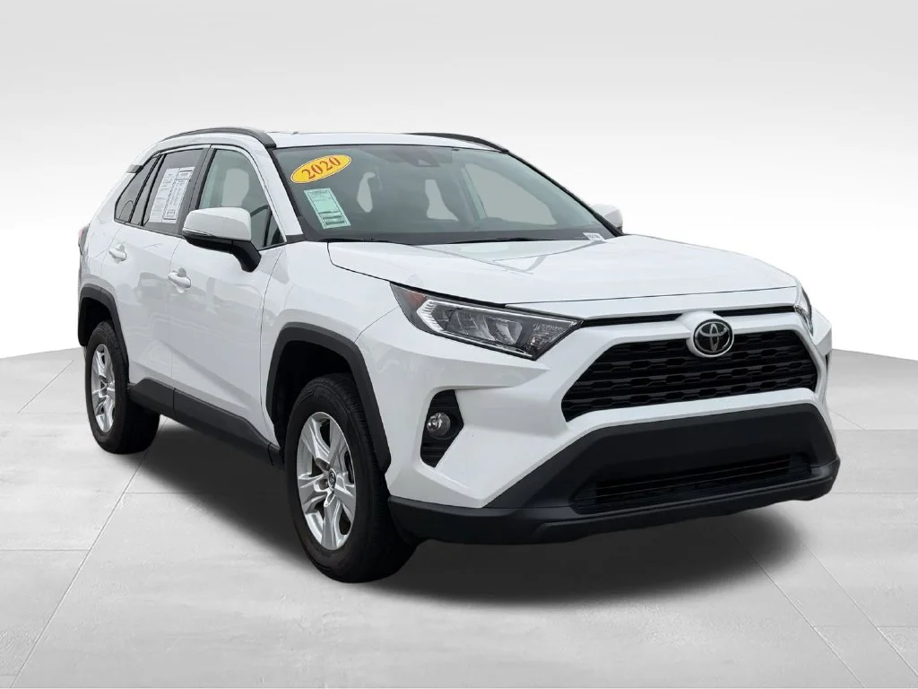 Used 2020 White Toyota XLE image 29