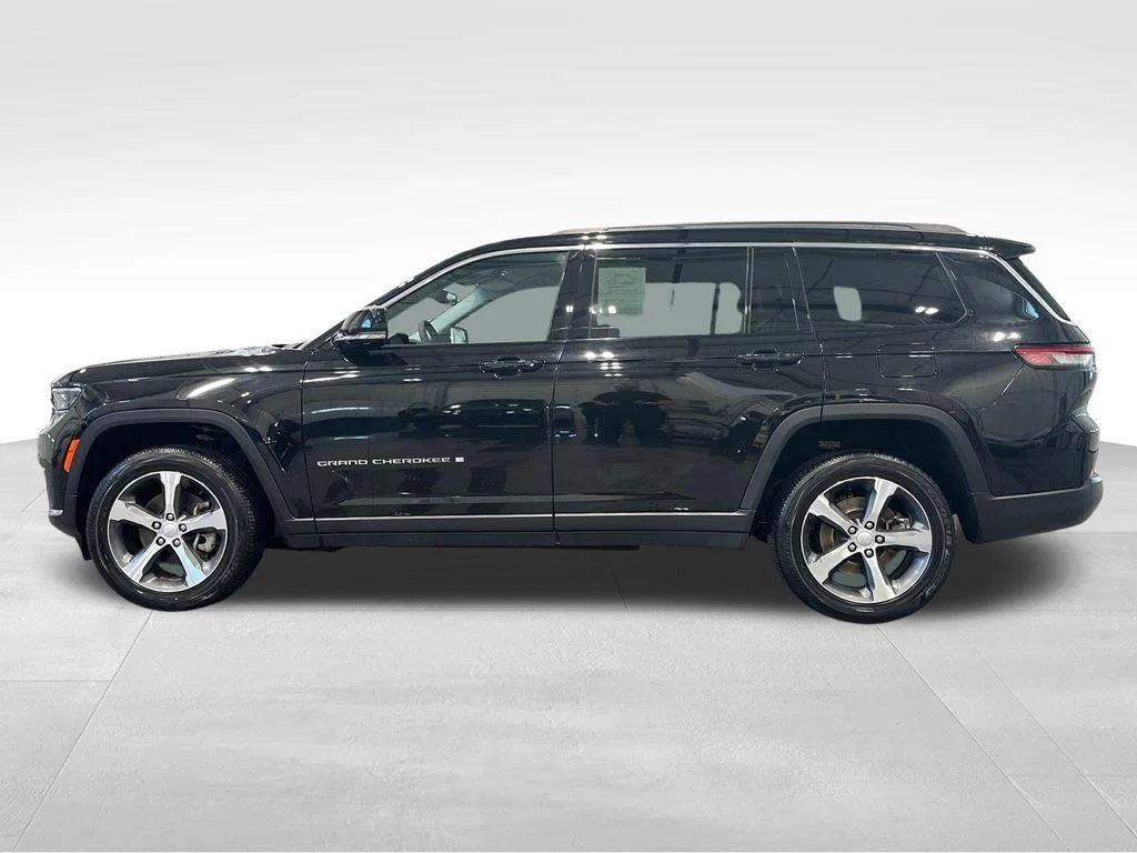 Used 2023 Diamond Black Crystal Pearlcoat Jeep Limited image 4