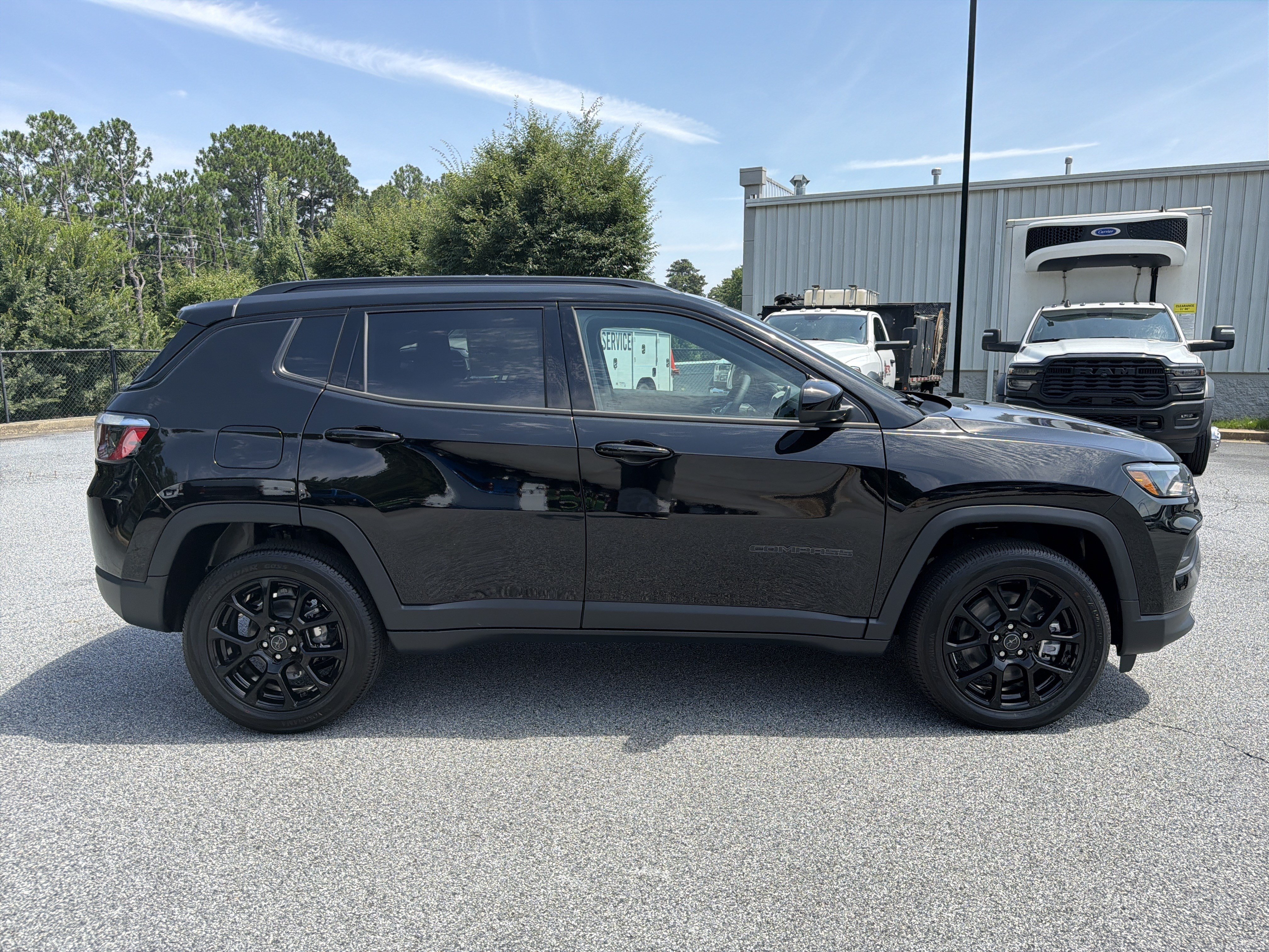 New 2026 Diamond Black Crystal Pearl-Coat Exterior Paint Jeep Latitude image 9