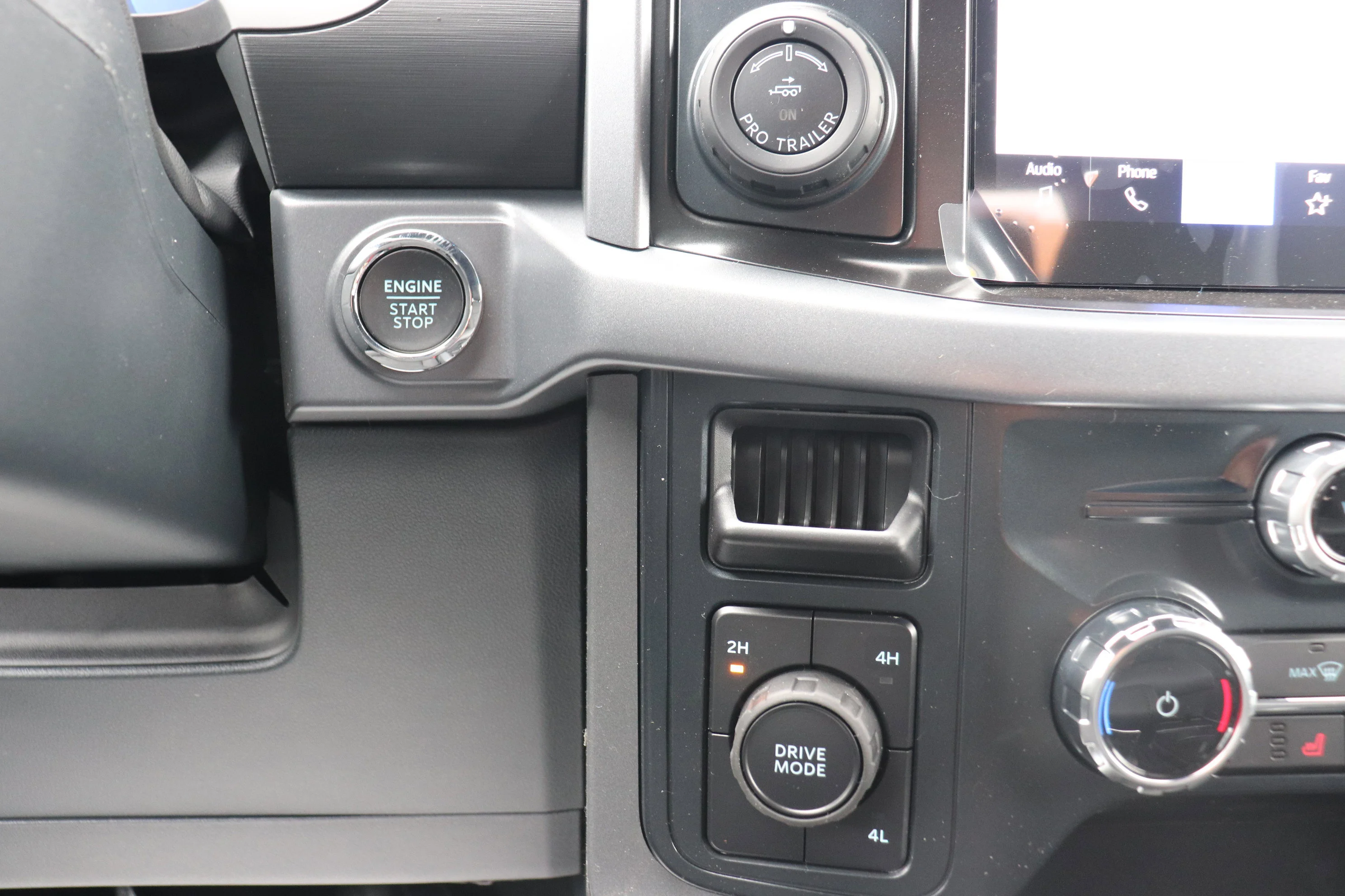 New 2026 CARBONIZED GREY METALLIC Ford XLT image 15