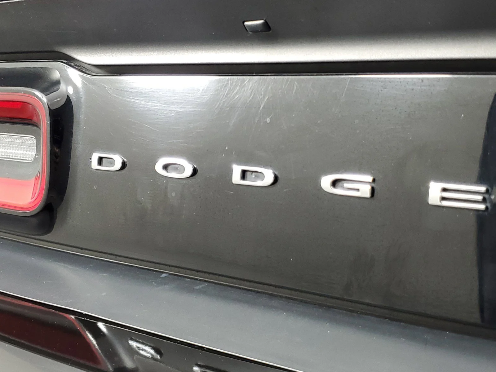 Used 2018 Pitch Black Clearcoat Dodge SXT image 8