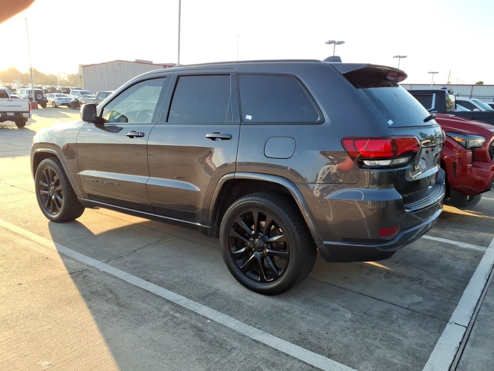 Used 2018 Crystal Metallic Jeep Altitude image 2