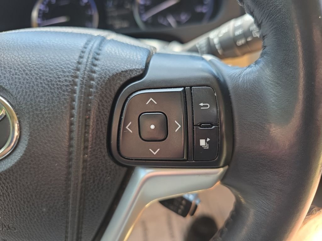 Used 2015 Red Toyota XLE V6 image 25