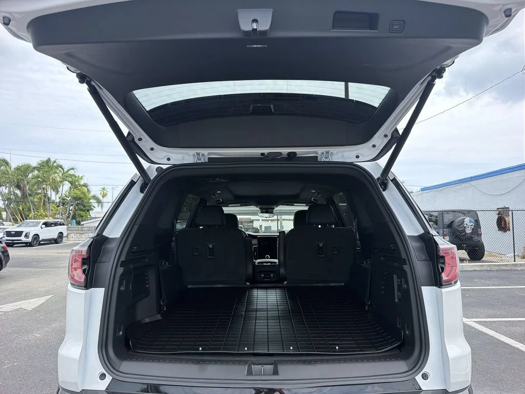 Used 2025 White Frost Tricoat GMC Denali image 33