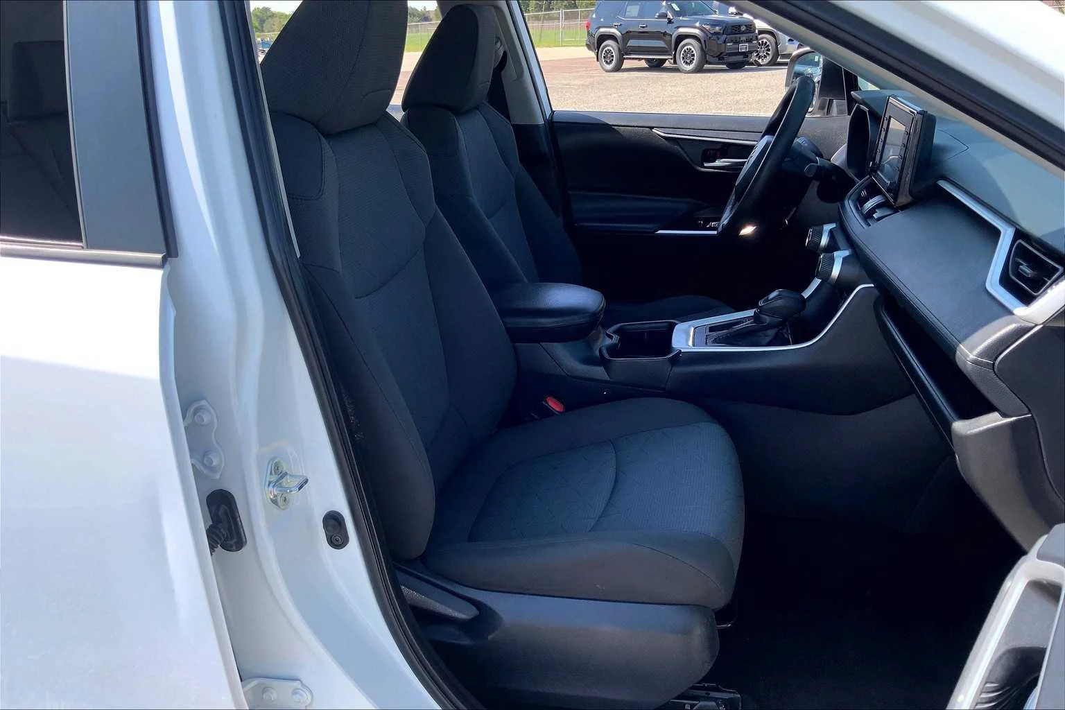 Used 2022 White Toyota XLE image 9