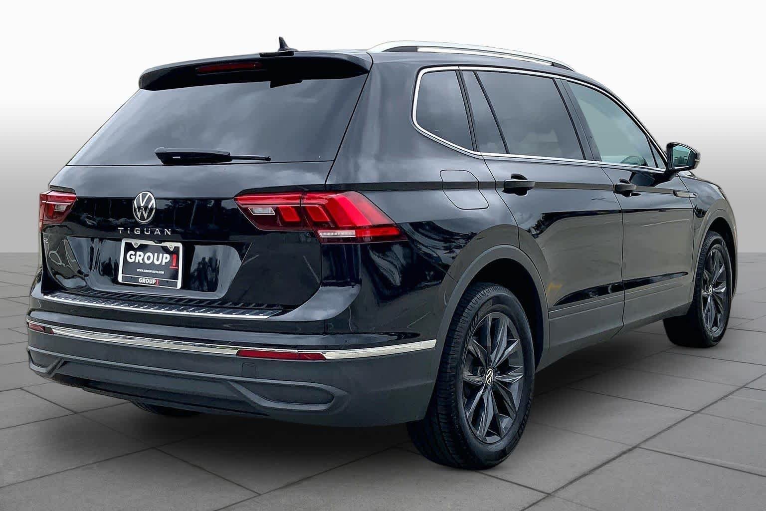 Used 2022 Deep Black Pearl Volkswagen SE image 13