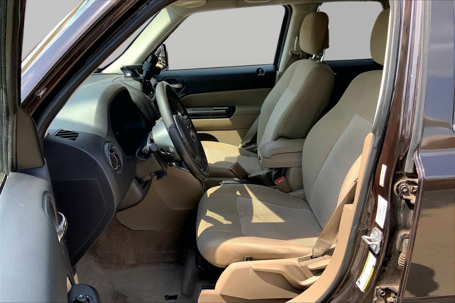 Used 2014 Rugged Brown Pearlcoat Jeep Latitude image 8