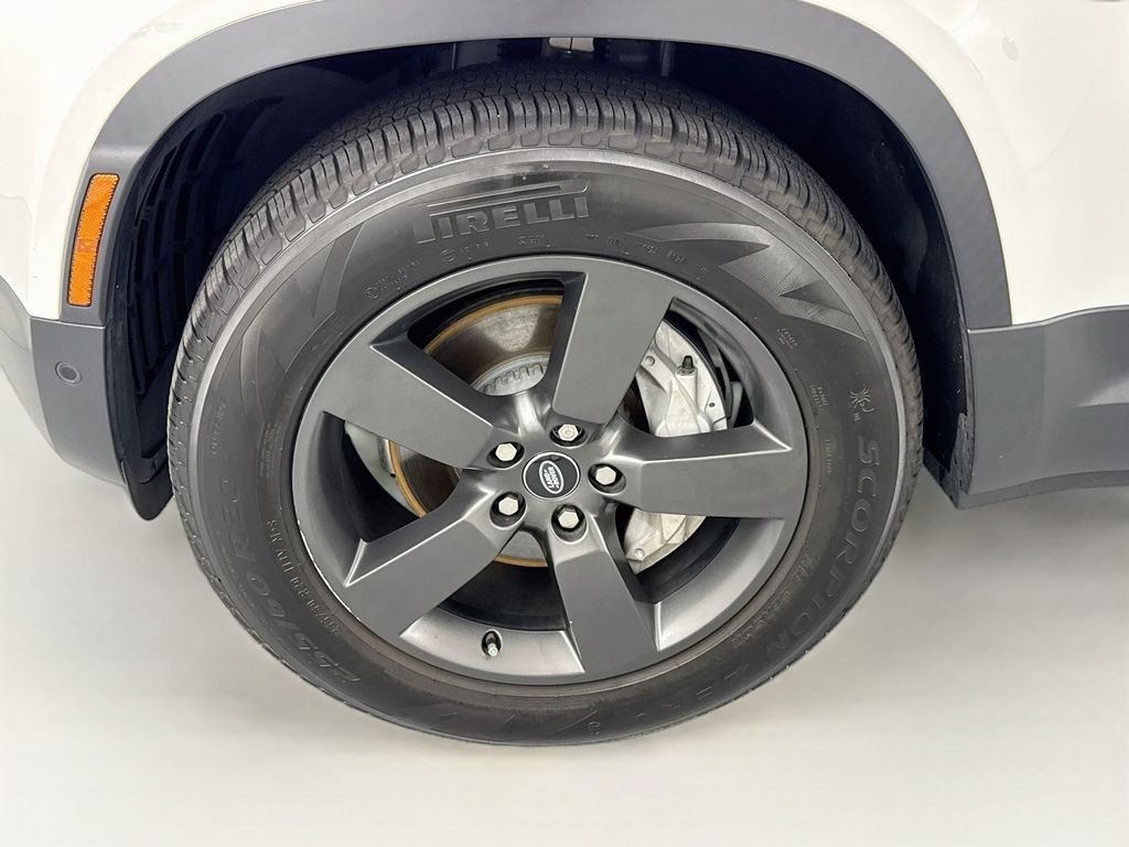 Used 2023 White Land Rover SE image 32