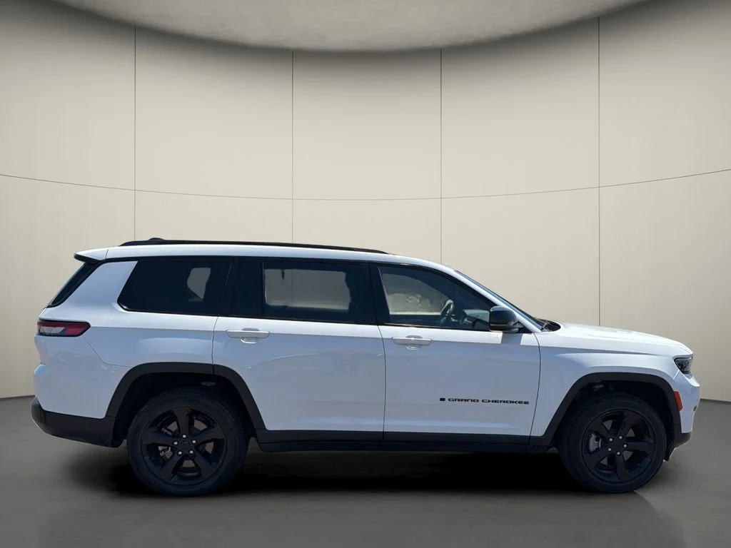 Used 2022 White Jeep Altitude image 8