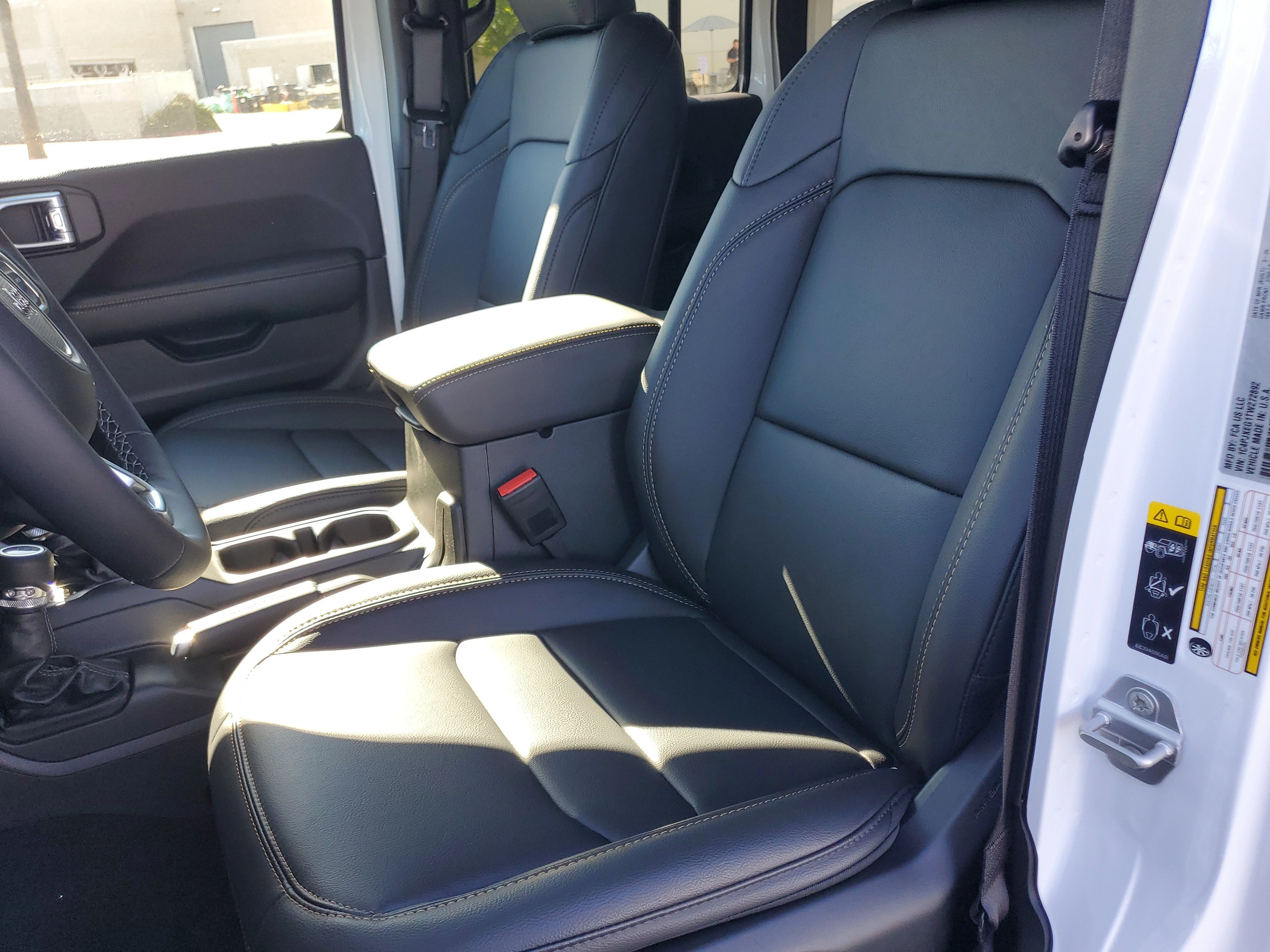 New 2026 Bright White Clear-Coat Exterior Paint Jeep Sahara image 13
