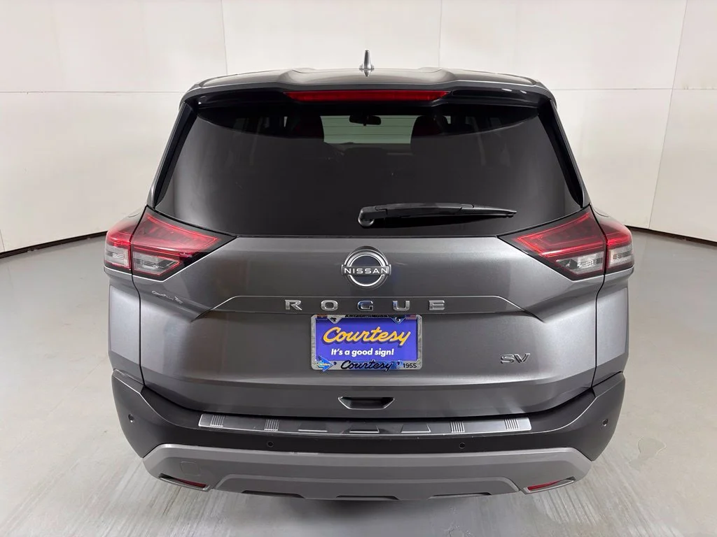 Used 2022 Gray Nissan SV image 7