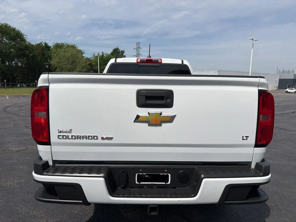 Used 2018 SUMMIT WHITE Chevrolet 4WD LT image 4