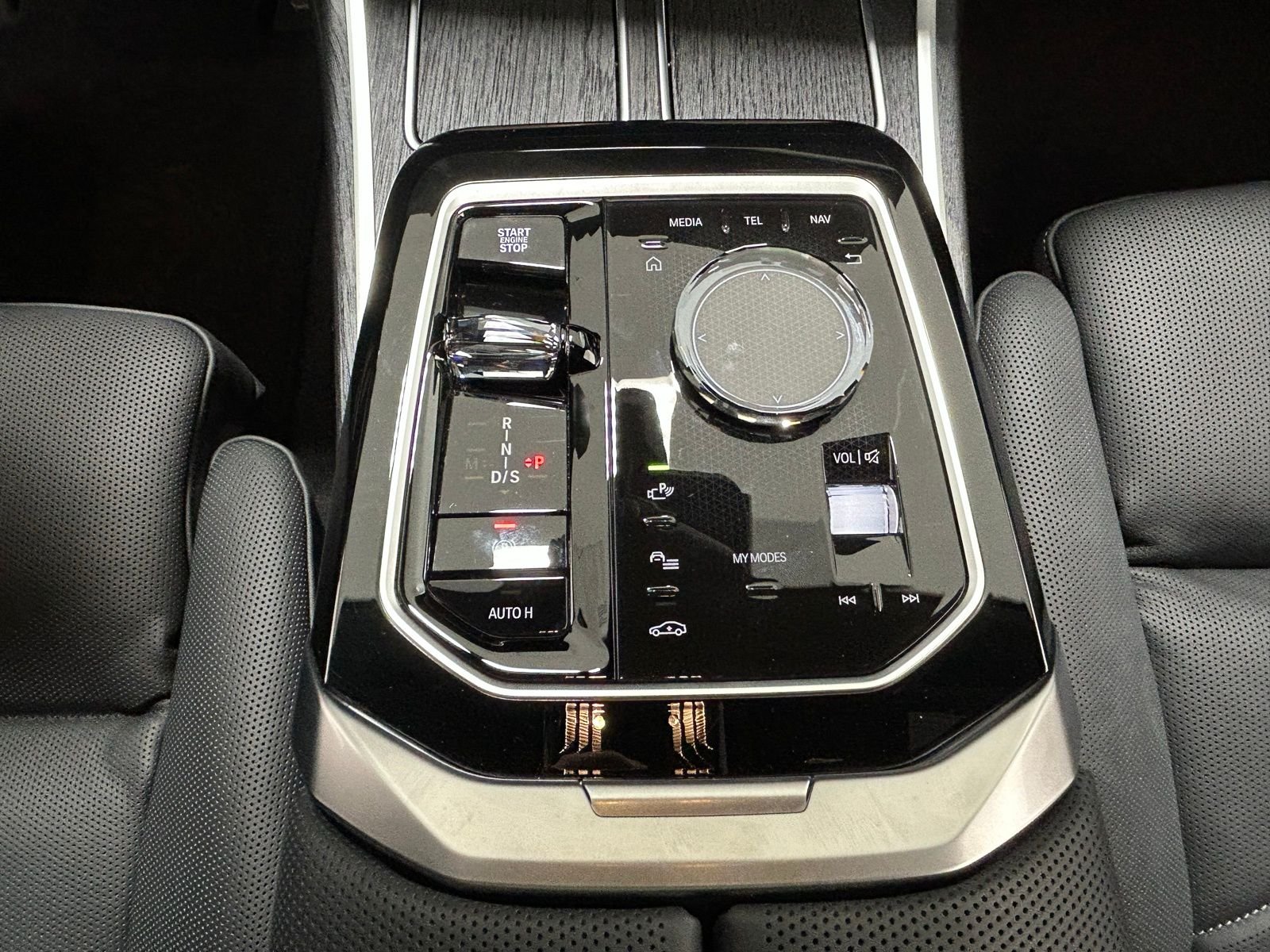 New 2026 Mineral White Metallic BMW 750e xDrive image 23