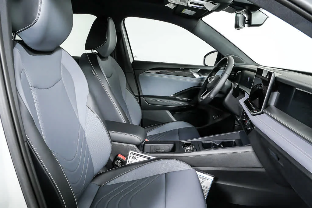 New 2026 Opal White Pearl Volkswagen SE R-Line Black image 23