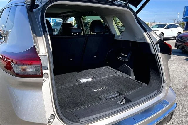 Used 2025 Gold Nissan Platinum image 35