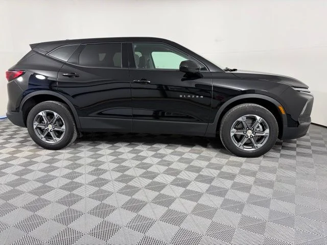 Used 2025 Black Chevrolet LT image 9