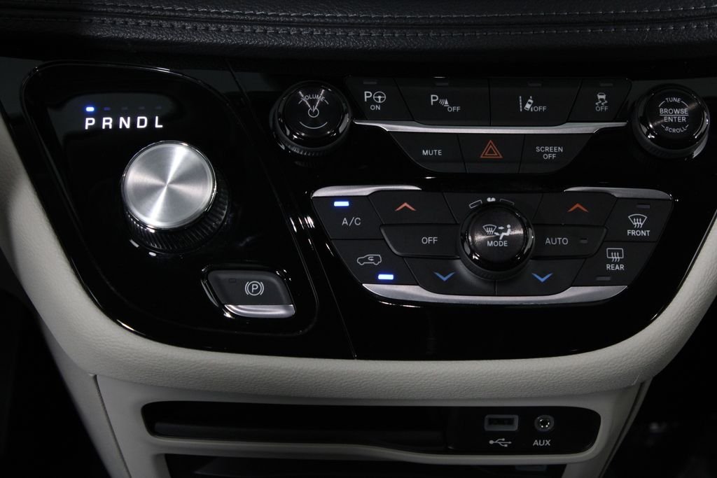 Used 2018 Gray Chrysler Limited image 21