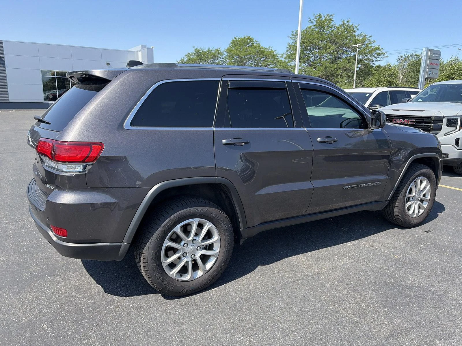 Used 2021 Granite Crystal Metallic Clearcoat Jeep Laredo X image 6
