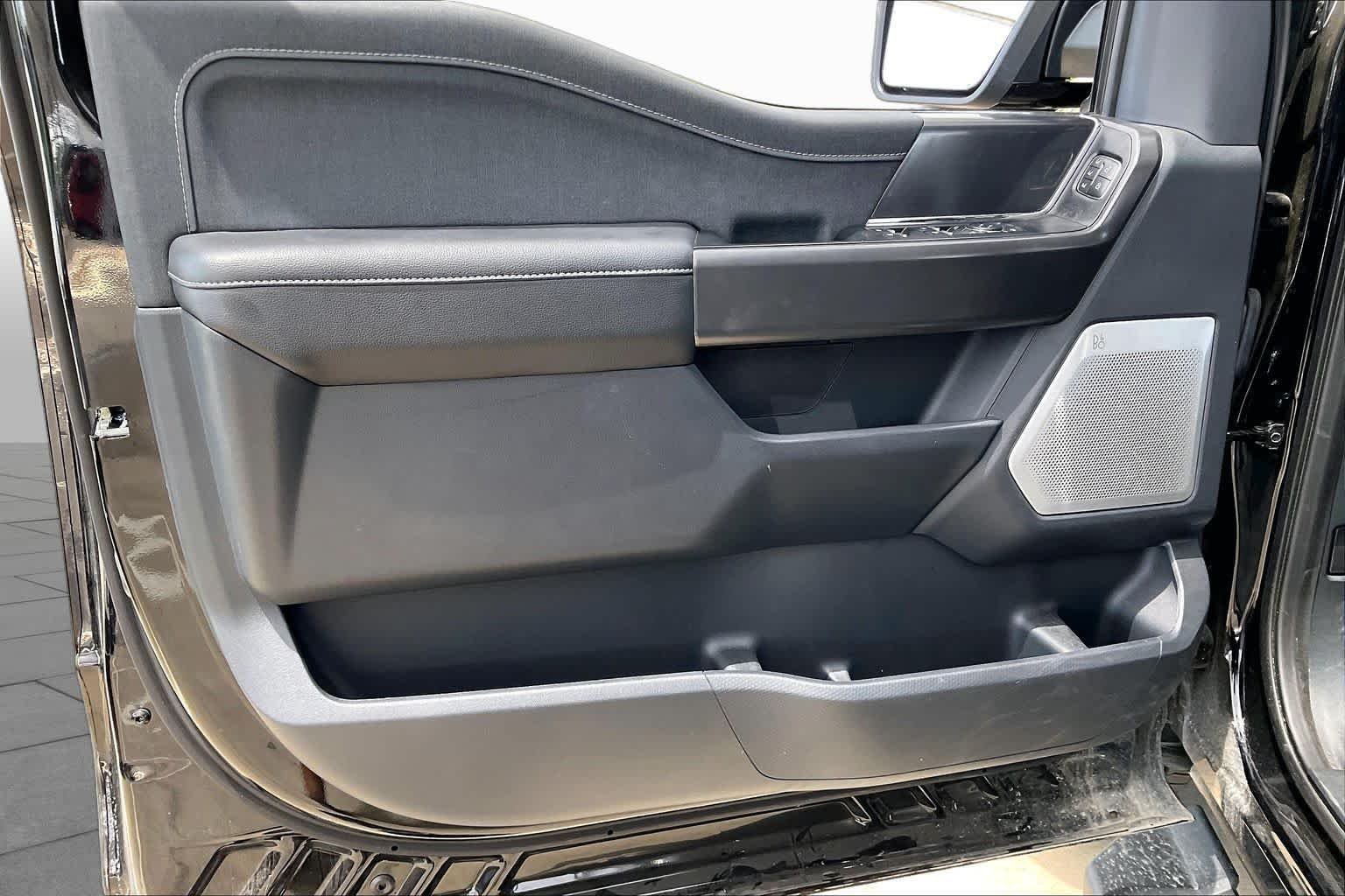 Used 2024 Agate Black Metallic Ford LARIAT image 21
