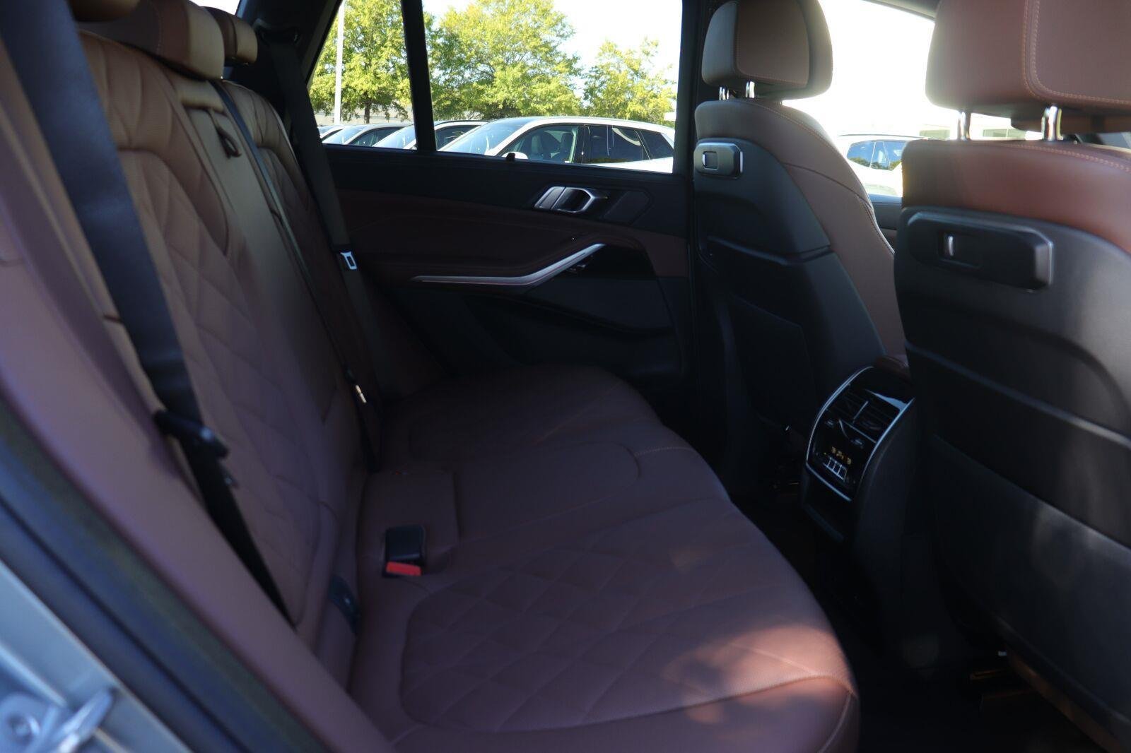 Used 2026 Skyscraper Grey Metallic BMW sDrive40i image 21