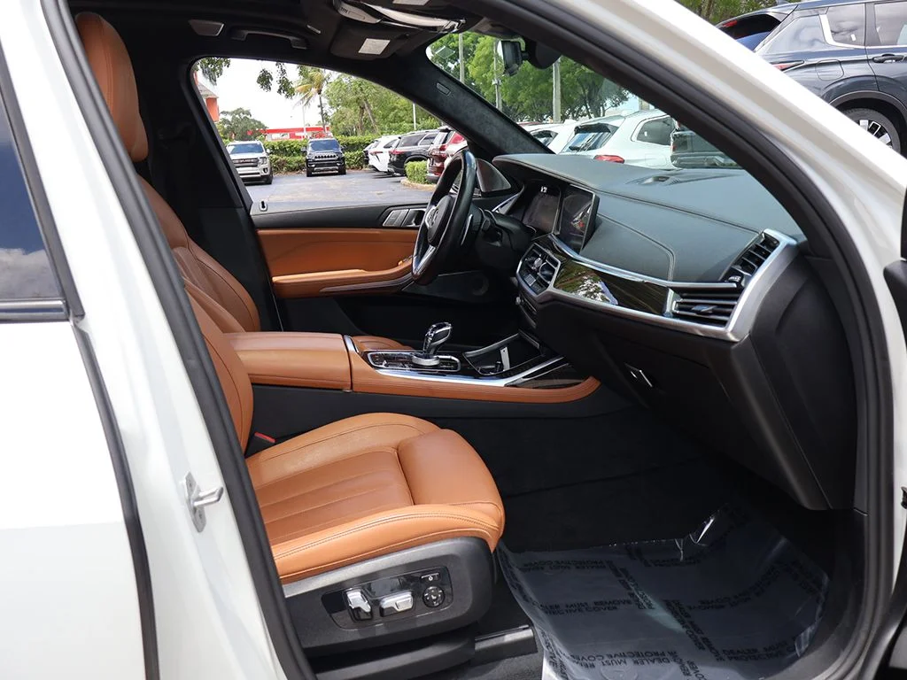Used 2021 White BMW M50i image 35