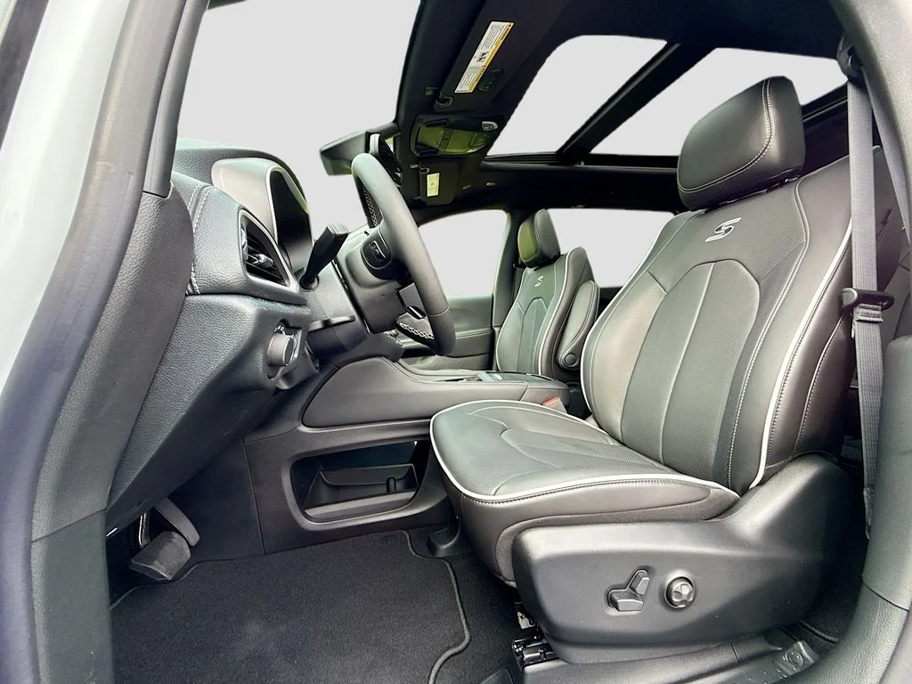 New 2027 Bright White Clearcoat Chrysler Limited image 13