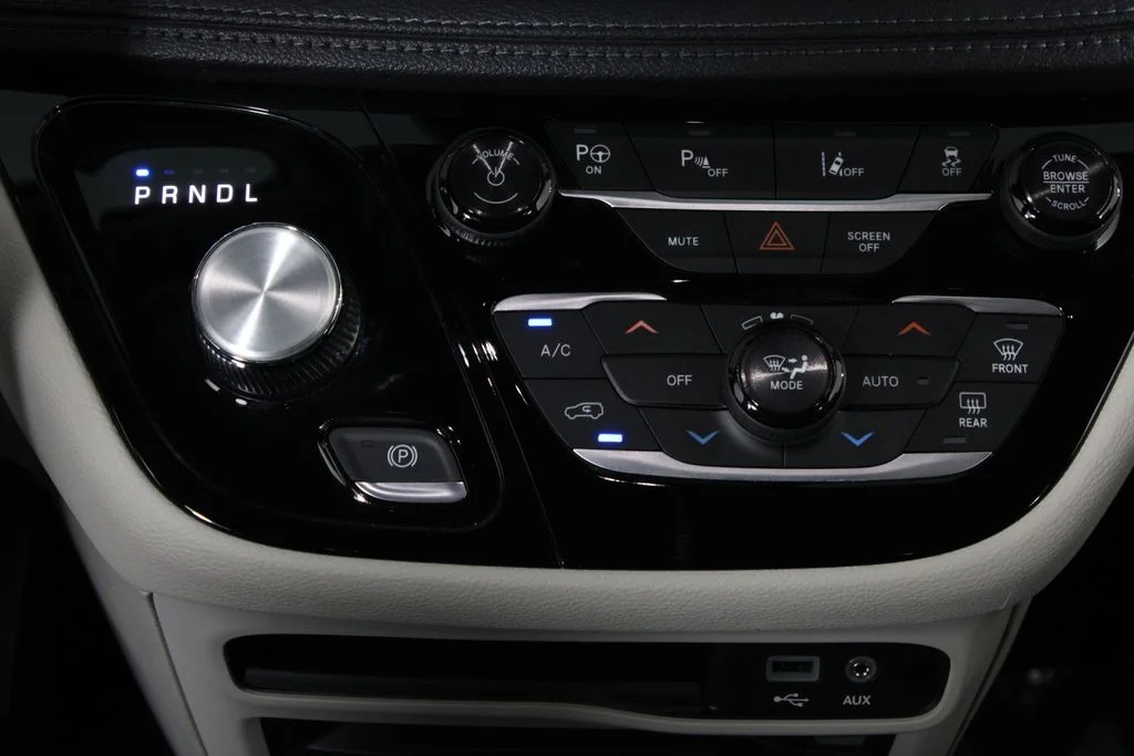 Used 2018 Gray Chrysler Limited image 21
