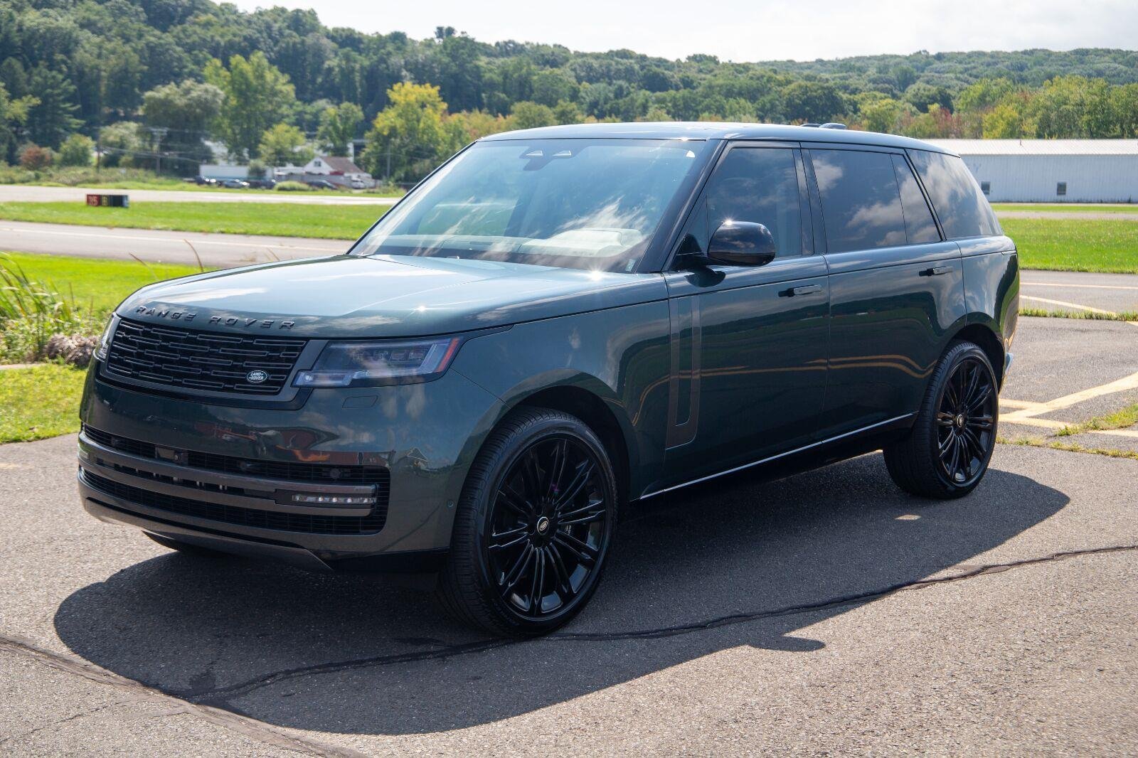 Used 2024 GREEN Land Rover SE image 3