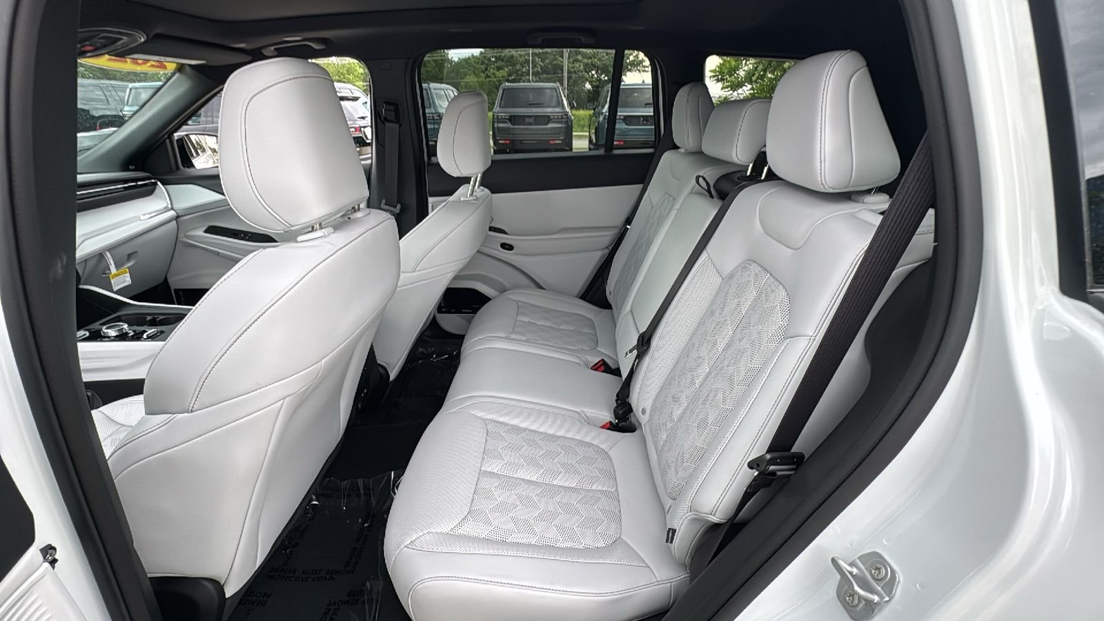 New 2026 Bright White Clear-Coat Exterior Paint Jeep Overland image 30