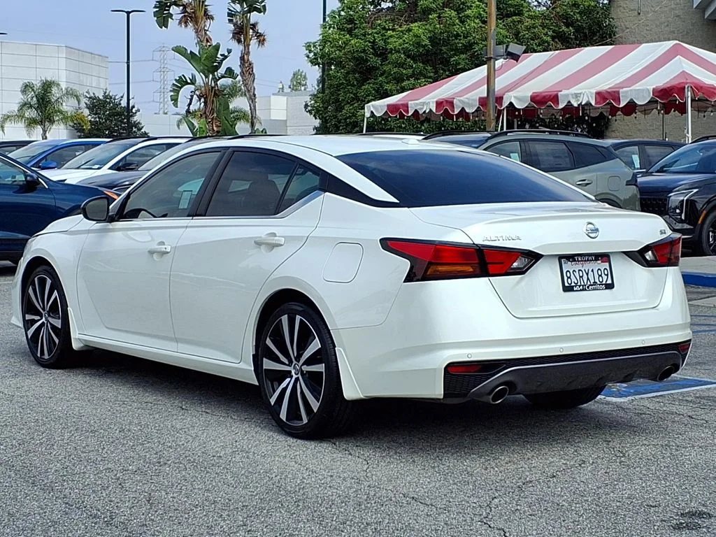 Used 2020 White Nissan 2.5 SR image 3