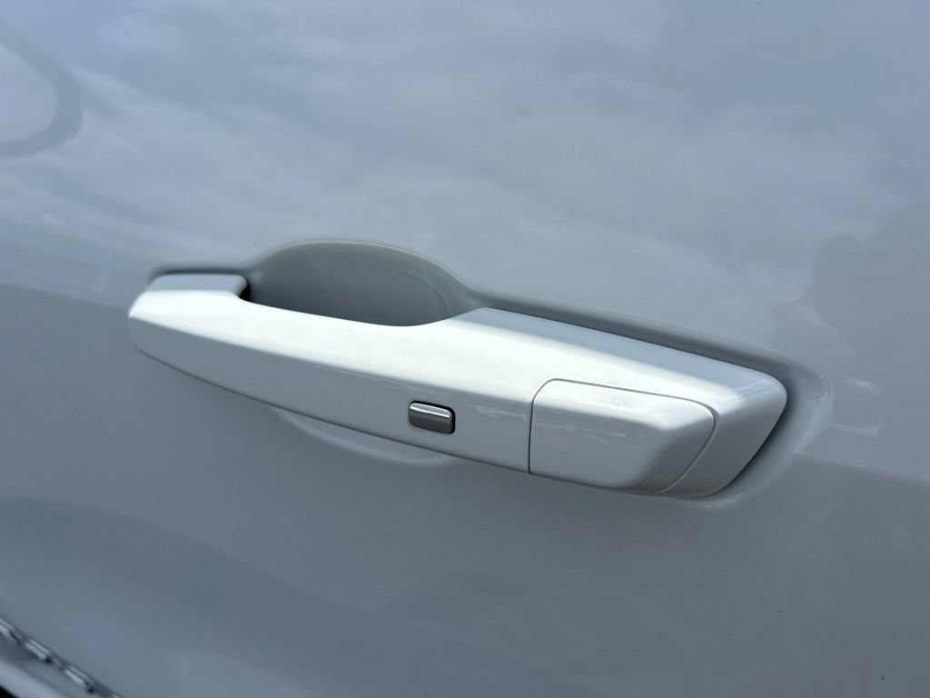 Used 2025 Summit White Chevrolet LT image 13