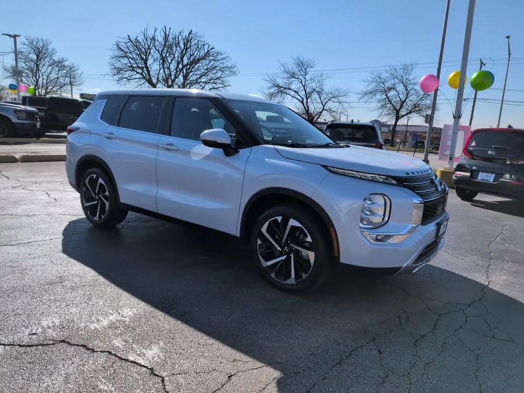 Used 2023 White Mitsubishi SE image 4