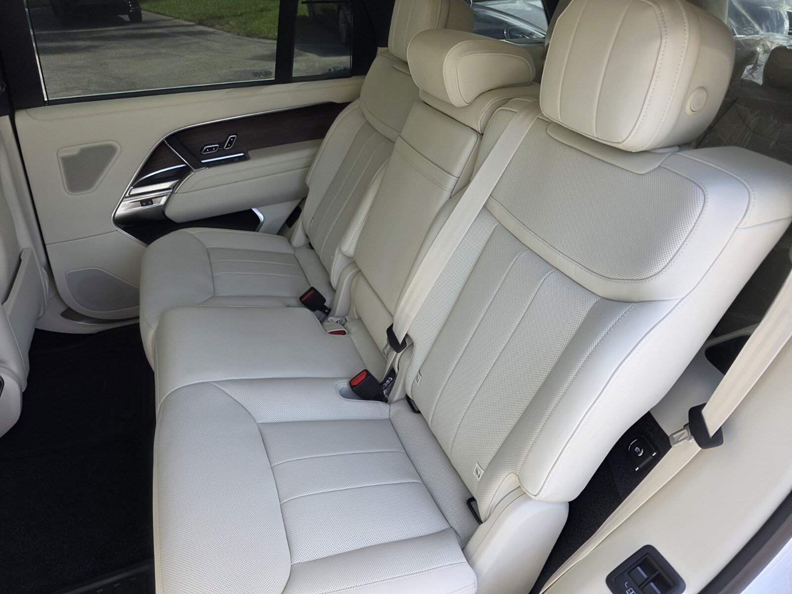 New 2026 Fuji White Land Rover P400 SE LWB 7 Seat image 14