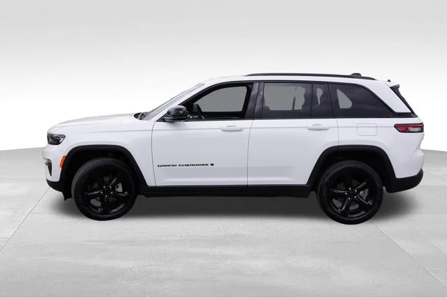 Used 2025 White/off-white Jeep Limited image 9
