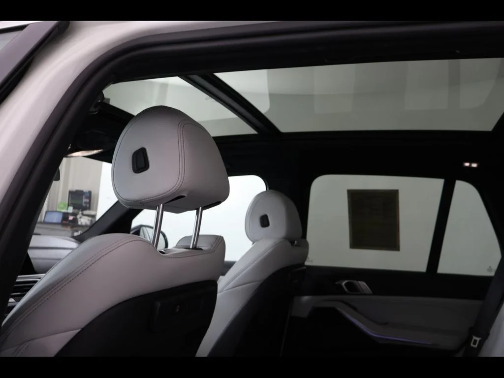 Used 2023 White BMW sDrive40i image 9