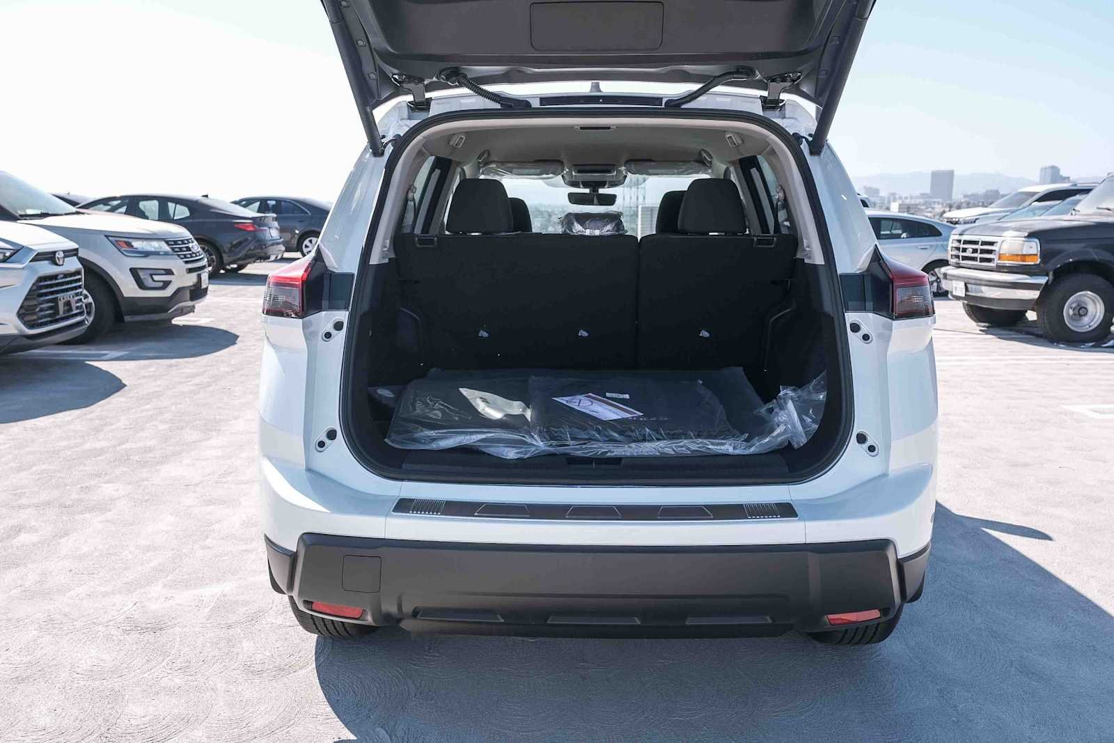 New 2026 Everest White Pearl TriCoat Nissan SV image 13