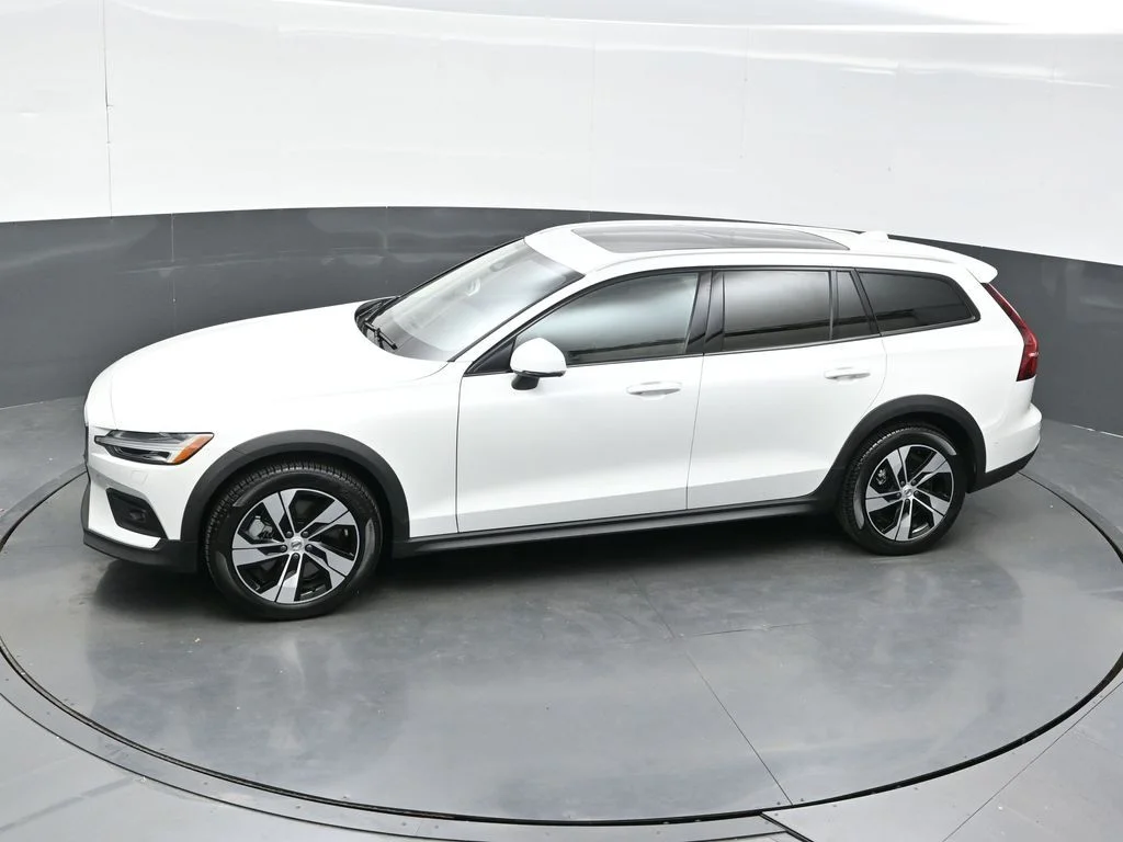 Certified Used 2026 Crystal White Volvo Plus image 30