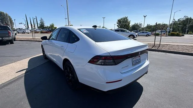 Used 2025 White Honda SE image 6